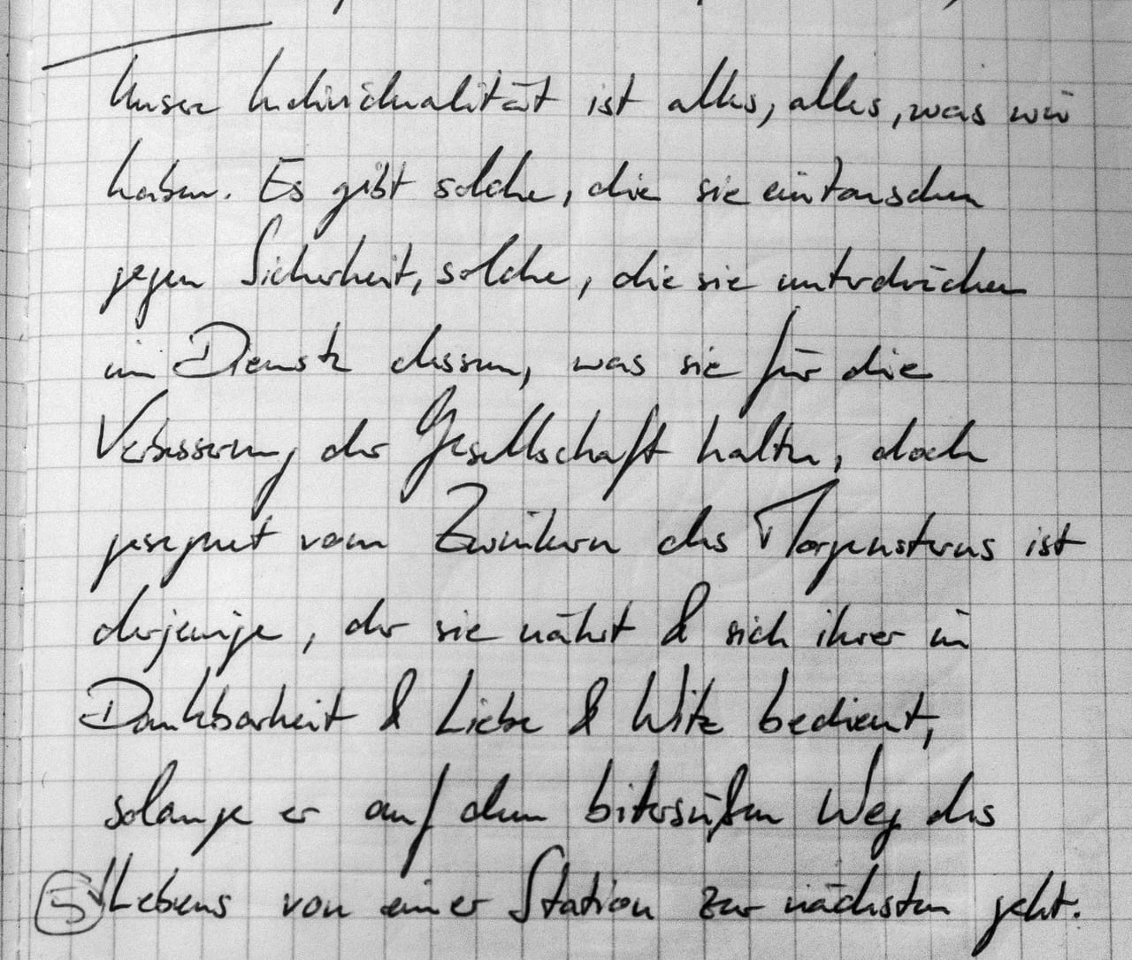 Handschriftliches Zitat #5: „Unsere Individualität ist alles, alles, was wir haben. Es gibt solche, die sie eintauschen gegen Sicherheit, solche, die sie unterdrücken im Dienste dessen, was sie für die Verbesserung der Gesellschaft halten, doch gesegnet vom Zwinkern des Morgensterns ist derjenige, der sie nährt & sich ihrer in Dankbarkeit & Liebe & Witz bedient, solange er auf dem bittersüßen Weg des Lebens von einer Station zur nächsten geht.“
