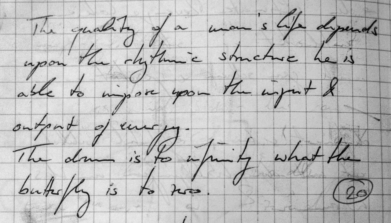Handschriftliches Zitat #20: „The quality of a man's life depends upon the rhythmic structure he is able to impose upon the input & output of energy. The drum is to infinity what the butterfly is to zero.“