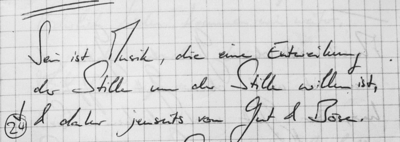 Handschriftliches Zitat #24: „Sein ist Musik, die eine Entweihung der Stille um der Stille willen ist, & daher jenseits von Gut & Böse.“