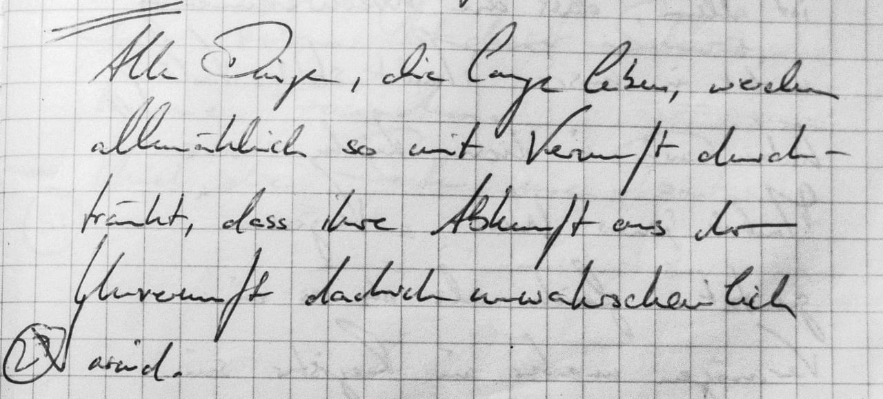 Handschriftliches Zitat #27: „Alle Dinge, die lange leben, werden allmählich so mit Vernunft durchtränkt, dass ihre Abkunft aus der Unvernunft dadurch unwahrscheinlich wird.“