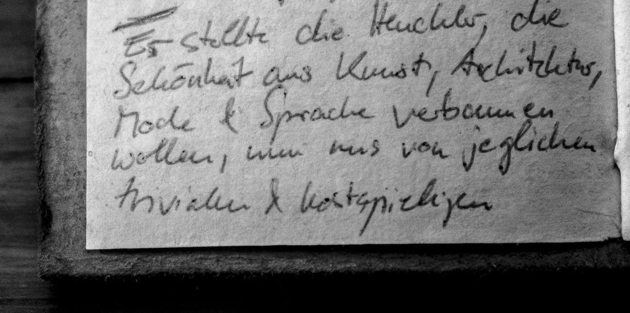 Handschriftliches Zitat #41: „Er stellte die Heuchler, die Schönheit aus Kunst, Architektur, Mode & Sprache verbannen wollen, um uns von jeglichen trivialen & kostspieligen Ablenkungen zu befreien, mit jenen Wissenschaftlern gleich, die vorgeschlagen haben, den Mond zu sprengen, um uns – psychologisch & kommerziell – vom Einfluss der Gezeiten zu erlösen.“