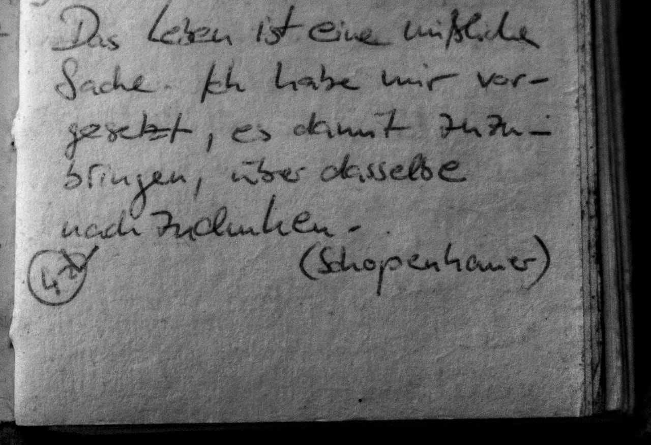 Handschriftliches Zitat #42: „Das Leben ist eine missliche Sache. Ich habe mir vorgesetzt, es damit zuzubringen, über dasselbe nachzudenken. (Schopenhauer)“